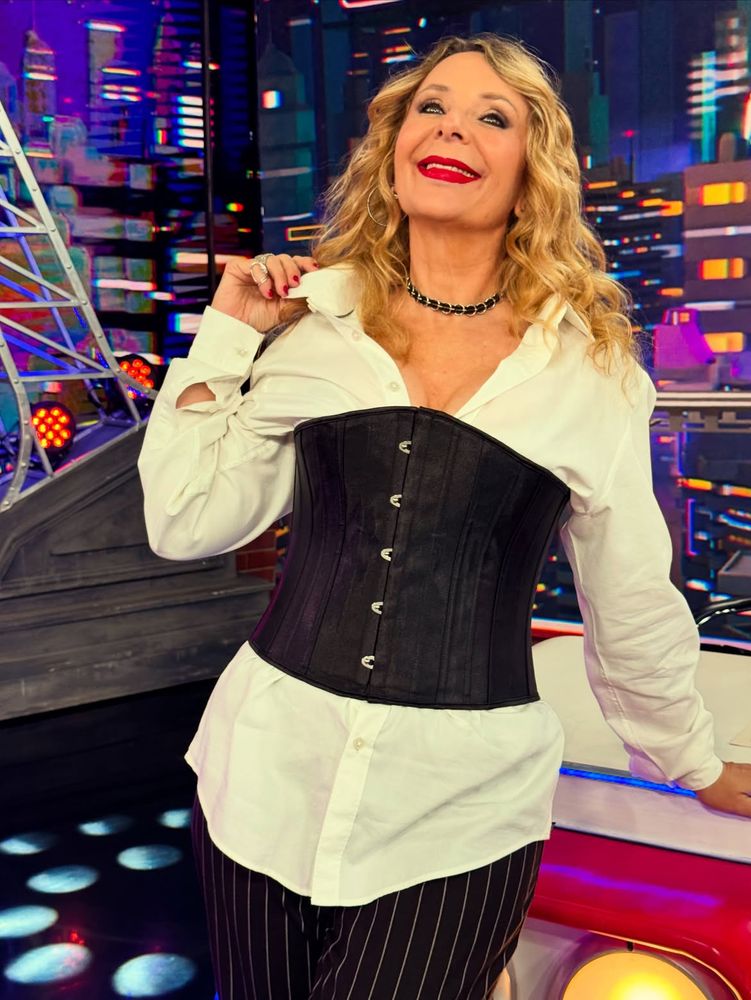 Evelyn Von Brocke apostó por un corset color negro sobre una camisa blanca y dio cátedra de estilo