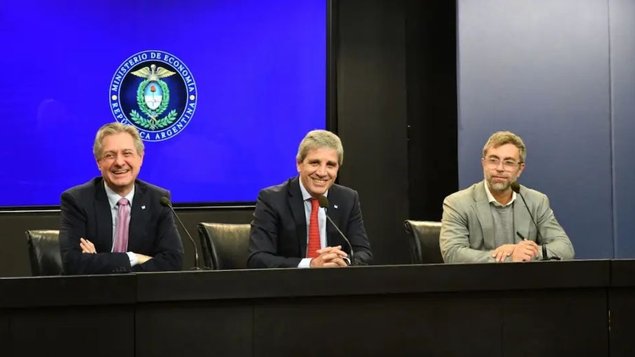 El Gobierno nacional habilita a los bancos a prestarles dólares a empresas