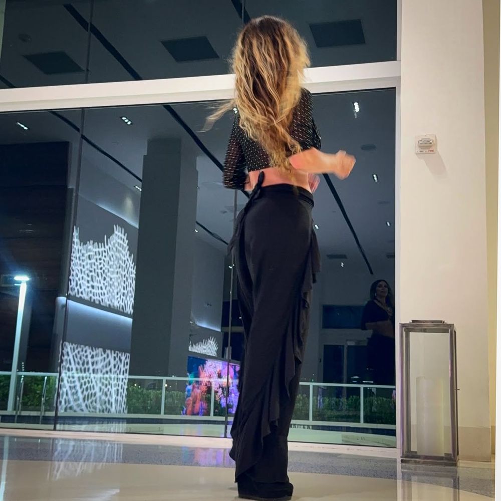 Top calado con brillos, pantalón con volados laterales y estética "boho chic": el look nocturno de Mónica Ayos a los 54 años