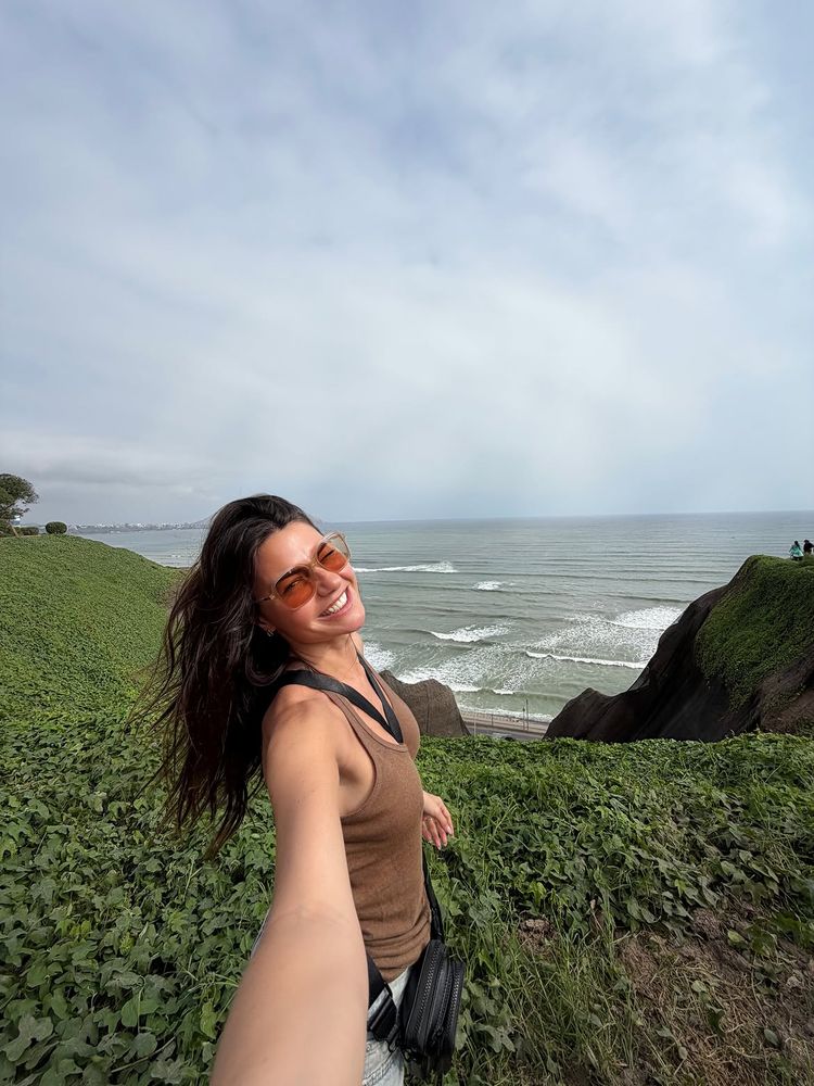 Traje de baño "cut out", remera de surf y musculosa en tonos tierra: el estilo playero de Sofía "Jujuy" Jiménez