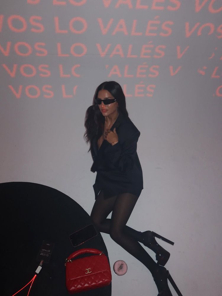 Blazer, vestido de satén negro, medias traslúcidas y cartera roja acolchada: la elegante apuesta nocturna de Zaira Nara