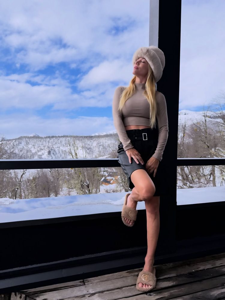Gorro de peluche "furry", crop top acanalado y bermuda de cuero: el look invernal de Nicole Neumann en la nieve
