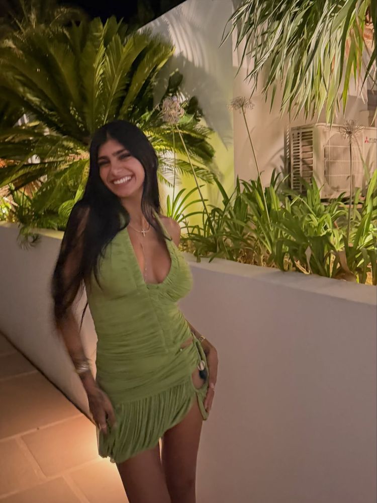 Minivestido drapeado verde oliva, escote halter y detalle "cut out": la sensual apuesta de noche de Mia Khalifa