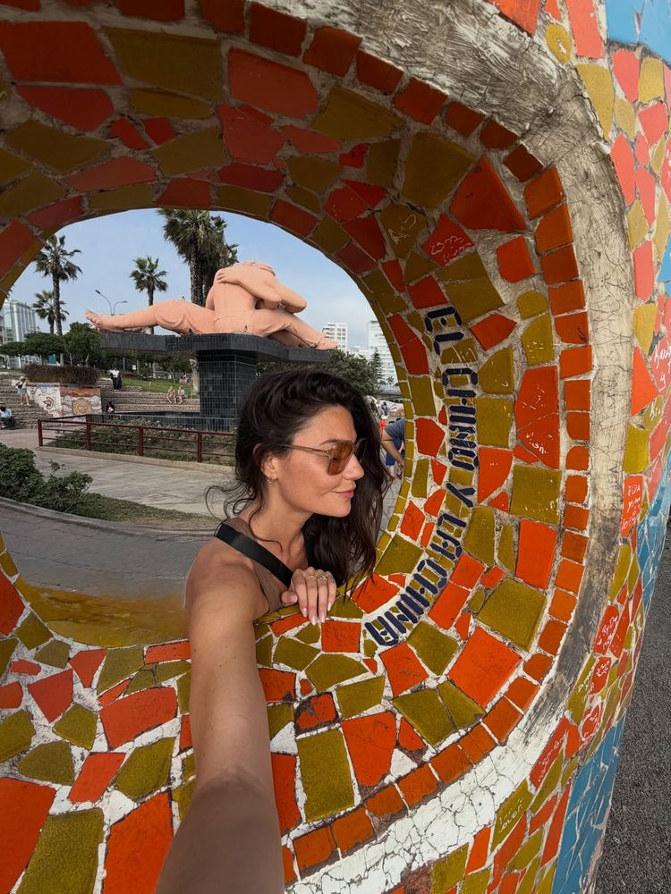 Traje de baño "cut out", remera de surf y musculosa en tonos tierra: el estilo playero de Sofía "Jujuy" Jiménez