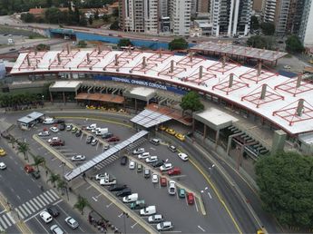 Atropelló a dos inspectores en la Terminal de Córdoba para evitar un control