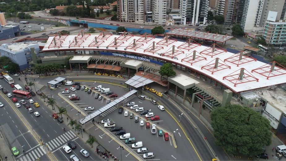 Atropelló a dos inspectores en la Terminal de Córdoba para evitar un control