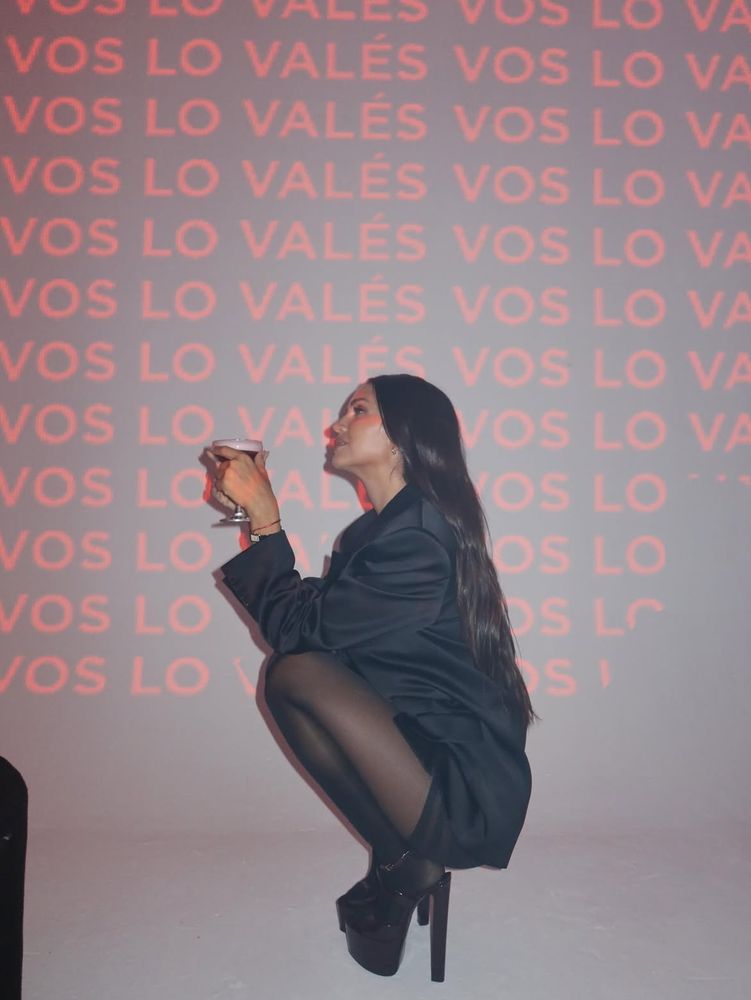 Blazer, vestido de satén negro, medias traslúcidas y cartera roja acolchada: la elegante apuesta nocturna de Zaira Nara