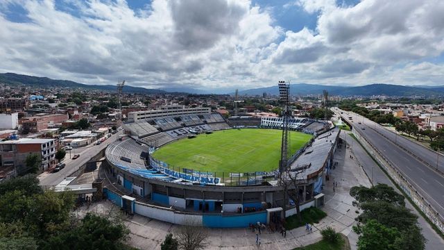 Gimnasia y Esgrima de Jujuy recibe este domingo a Chaco For Ever en el estadio "23 de Agosto" desde las 16:00, en un partido que el "Lobo" no puede perder si quiere mantenerse en la pelea por el liderazgo de la Zona B de la Primera Nacional 2026.