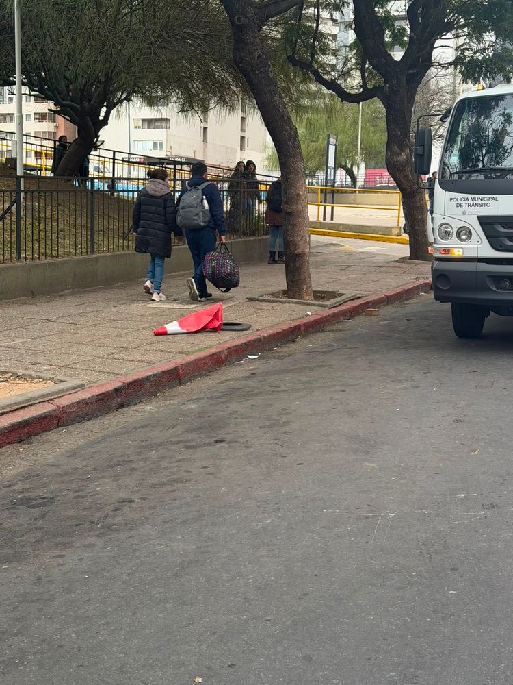 Un inspector y una policía sufrieron heridas.