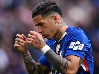 Silbidos y reprobación: el hostil recibimiento de los hinchas del Chelsea a Enzo Fernández