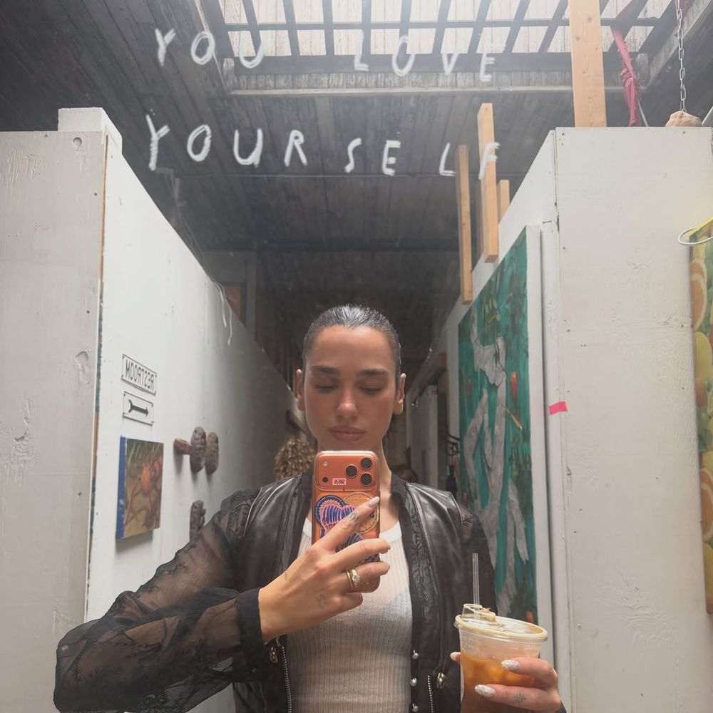 Campera de cuero con mangas de encaje, top translúcido y shorts de jean: el estilo urbano de Dua Lipa