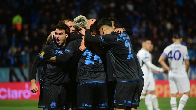 Emiliano Rigoni en el centro del festejo, por un tremendo y tempranero gol de Belgrano.