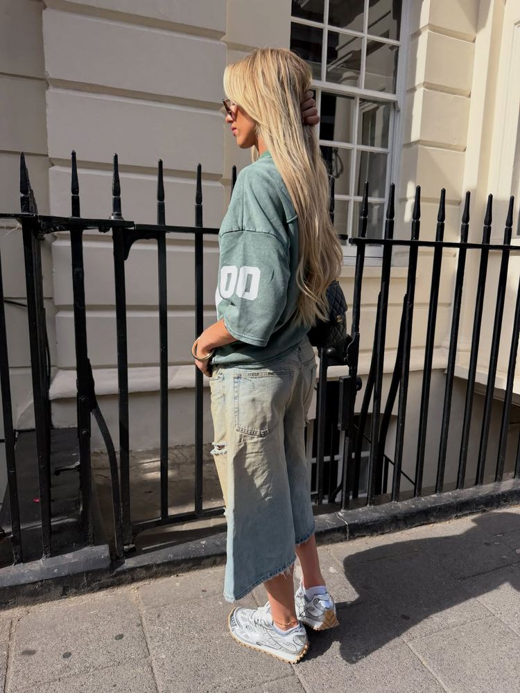 Remera de fútbol americano "oversized", bermuda de jean y zapatillas metalizadas: el estilo "blokecore" de Kelci Rose