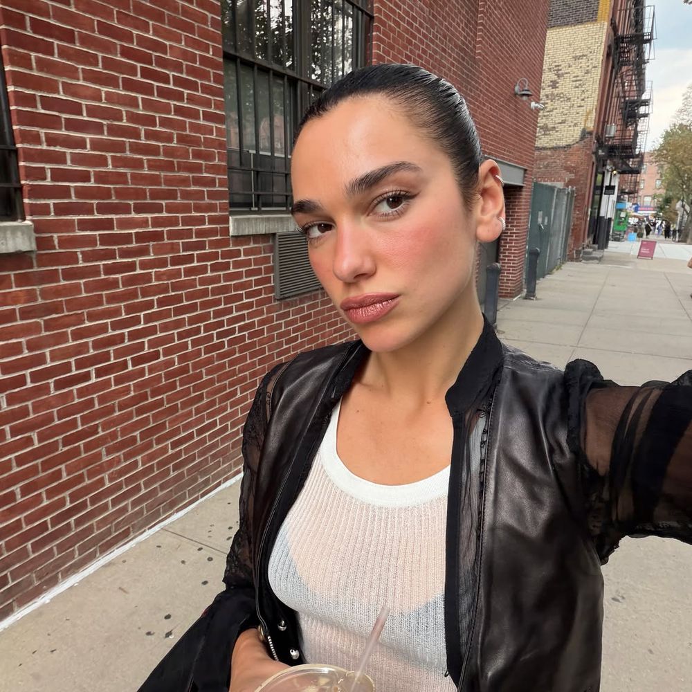 Campera de cuero con mangas de encaje, top translúcido y shorts de jean: el estilo urbano de Dua Lipa