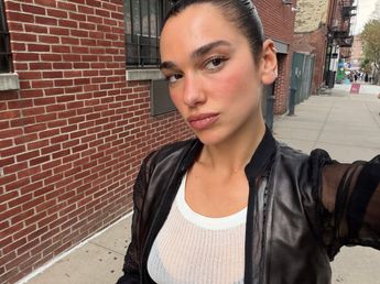 Campera de cuero con mangas de encaje, top translúcido y shorts de jean: el estilo urbano de Dua Lipa