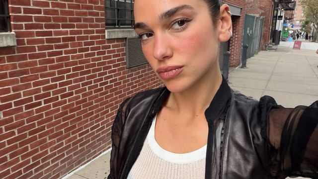 Campera de cuero con mangas de encaje, top translúcido y shorts de jean: el estilo urbano de Dua Lipa