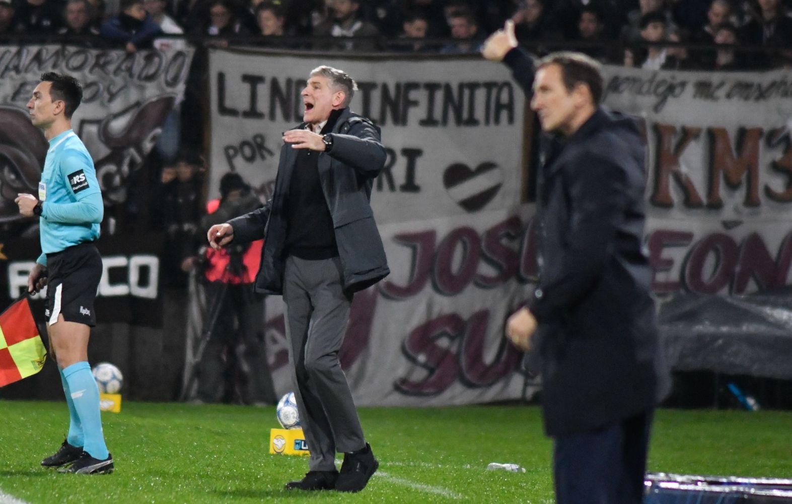 El "Titán" Martín Palermo, aclamado por los hinchas de Boca en cancha de Platense.