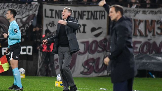 El "Titán" Martín Palermo, aclamado por los hinchas de Boca en cancha de Platense.
