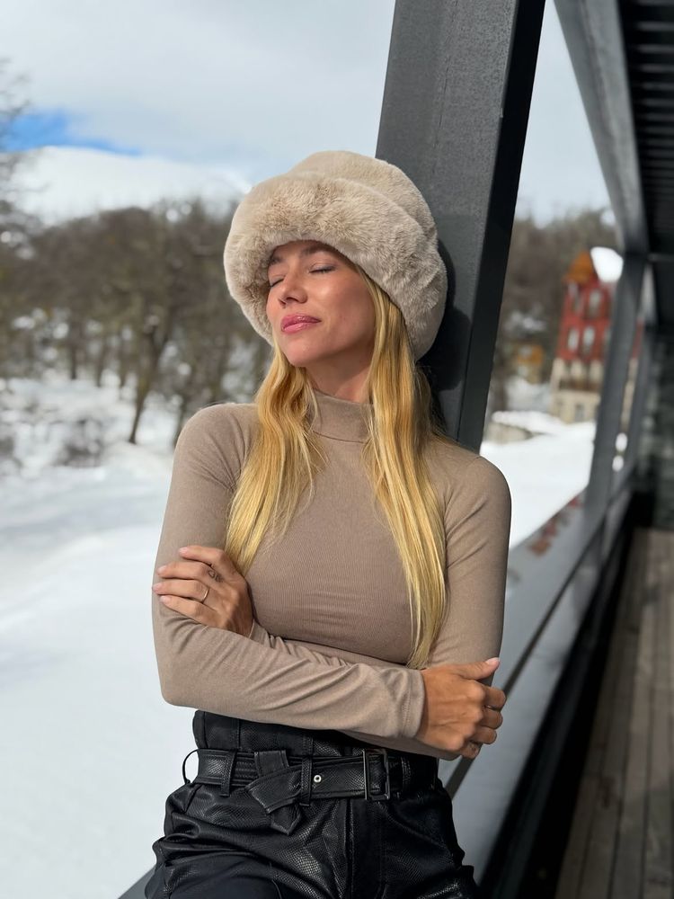 Gorro de peluche "furry", crop top acanalado y bermuda de cuero: el look invernal de Nicole Neumann en la nieve