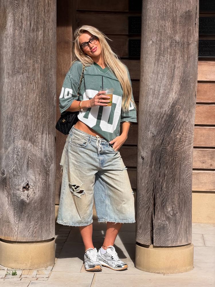 Remera de fútbol americano "oversized", bermuda de jean y zapatillas metalizadas: el estilo "blokecore" de Kelci Rose