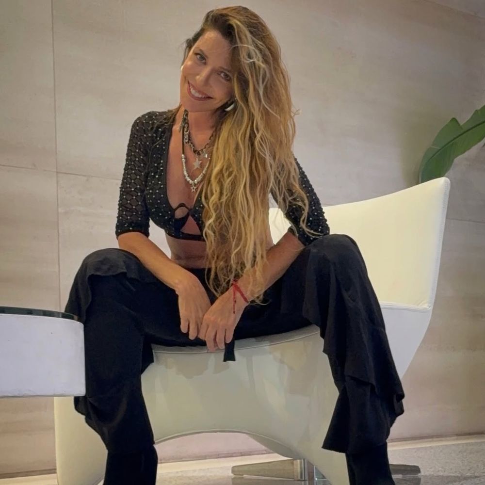 Top calado con brillos, pantalón con volados laterales y estética "boho chic": el look nocturno de Mónica Ayos a los 54 años