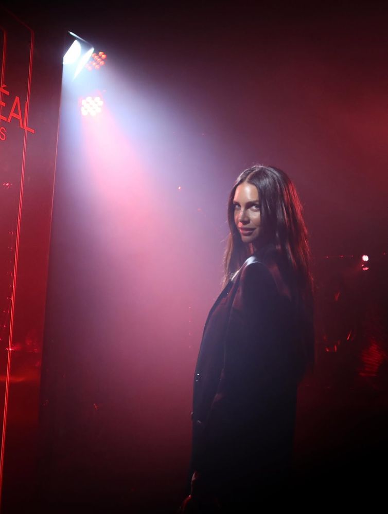 Blazer, vestido de satén negro, medias traslúcidas y cartera roja acolchada: la elegante apuesta nocturna de Zaira Nara