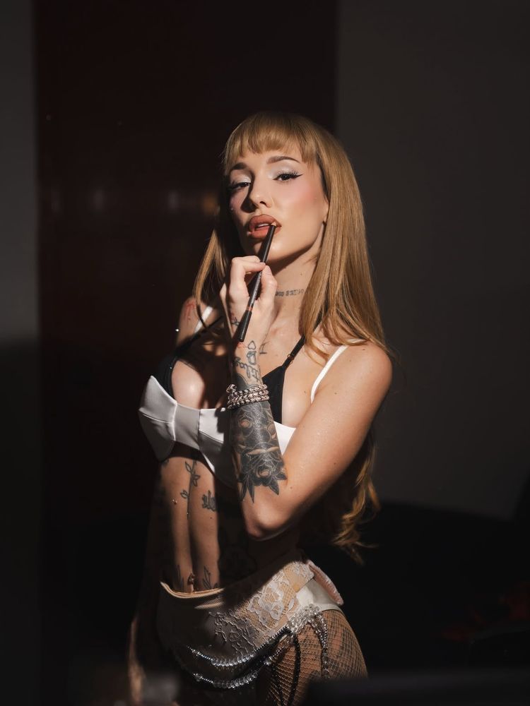 Lencería blanca y velo de tul: el arriesgado look "bridal goth" de La Joaqui en México
