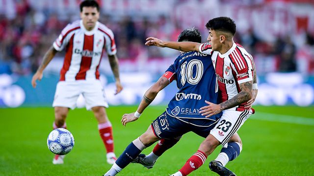 Thiago Almada, en su debut en River, pelea una pelota con Lescano de Argentinos Juniors