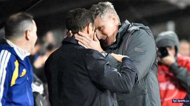 Martín Palerno y el abrazo con el "Vasco" Arruabarrena, DT de Boca. El "Titán" terminó enojado.