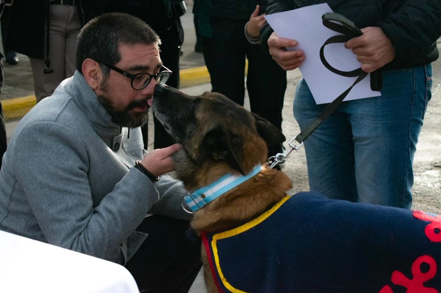 El emotivo homenaje en Rosales: héroes de la "Operación Venezuela" y un perro que salvó vidas