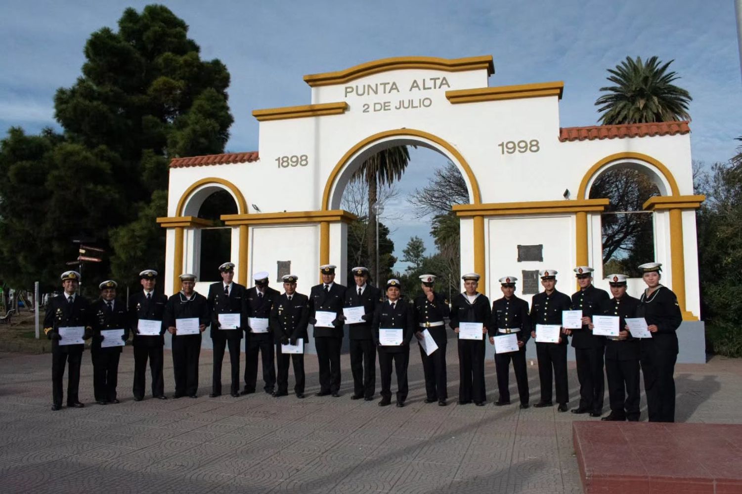 El emotivo homenaje en Rosales: héroes de la "Operación Venezuela" y un perro que salvó vidas