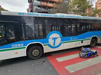 La "maldición" de la Chacabuco: otro colectivo atropelló a una mujer en la misma esquina donde murió un periodista