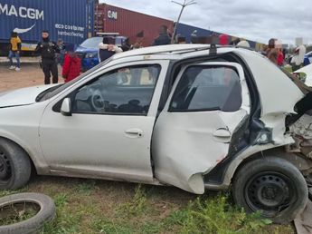Un tren de 17 vagones arrolló a un auto y una mujer se salvó de milagro en Córdoba