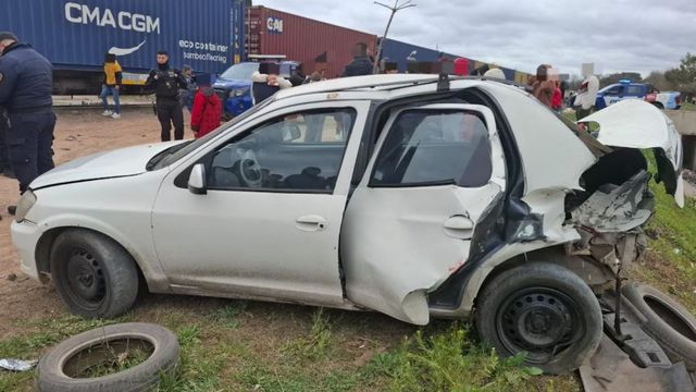 Un tren embistió un auto en Córdoba. 