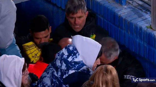 Bochornoso. Guillermo Barros Schelotto y Julio Vaccari se pelearon tras el empate de Vélez y Defensa y Justicia.
