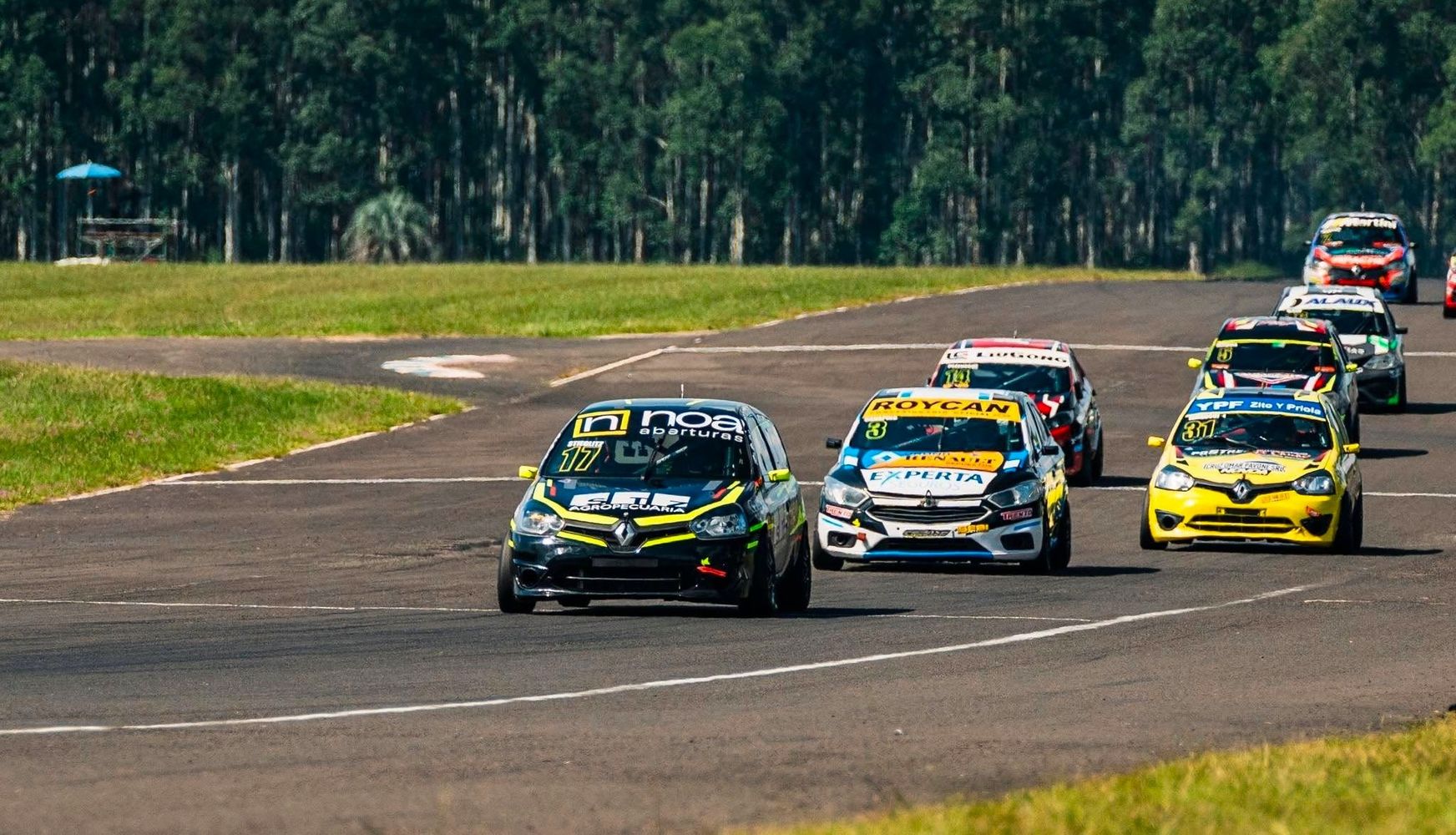 Con su Clio número 17, el representante de Jujuy Federico Stieglitz alcanzó la victoria en el inicio del campeonato 2026 de la Clase 3 del Turismo Pista, que se corrió el 1 de febrero en el autódromo de La Plata.