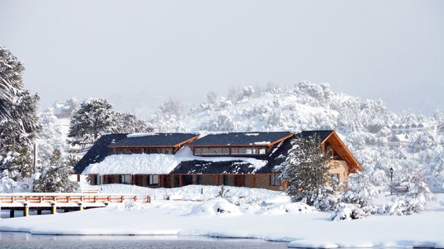 Mas barato que Suiza: el pueblo patagónico con lagos, bosques mágicos y vistas de película