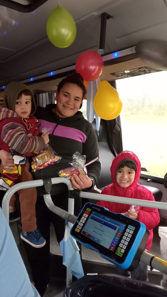 Chicos y chicas fueron parte de la celebración a bordo de las unidades.