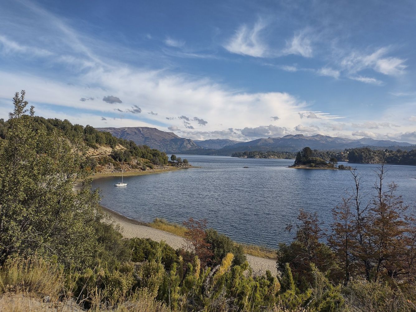 Mas barato que Suiza: el pueblo patagónico con lagos, bosques mágicos y vistas de película