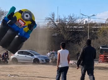 Pánico en Córdoba: un remolino hizo volar un castillo inflable con niños adentro