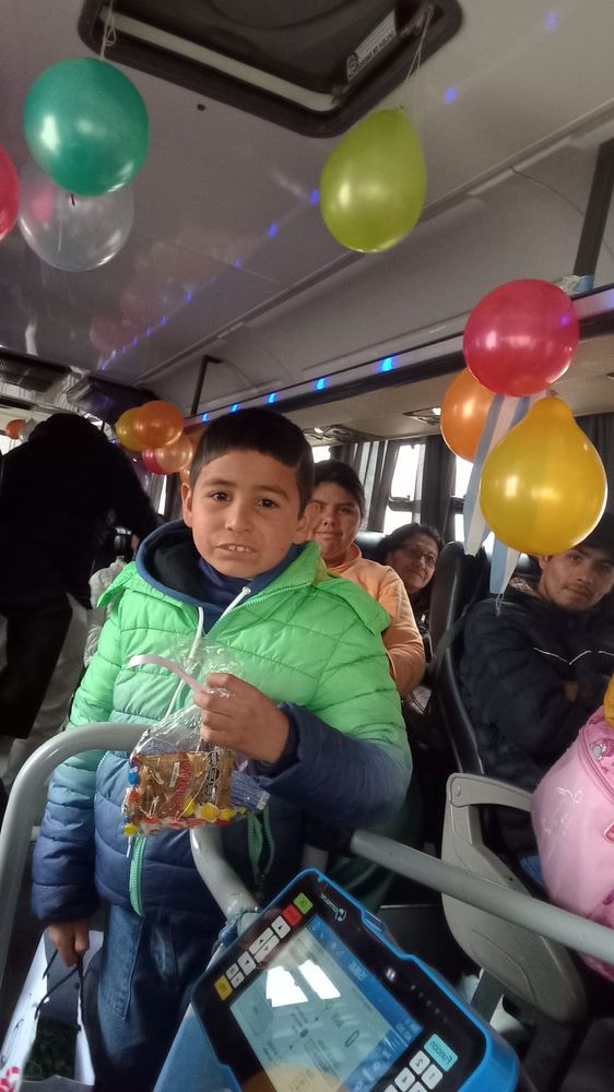 Una postal del festejo del Día del Niño en el transporte público.