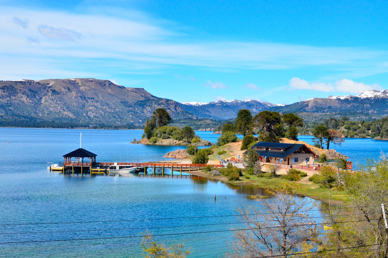 Mas barato que Suiza: el pueblo patagónico con lagos, bosques mágicos y vistas de película