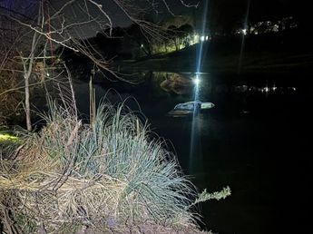 Un policía se tiró al río y salvó a un adolescente tras un vuelco en Córdoba: el impactante video