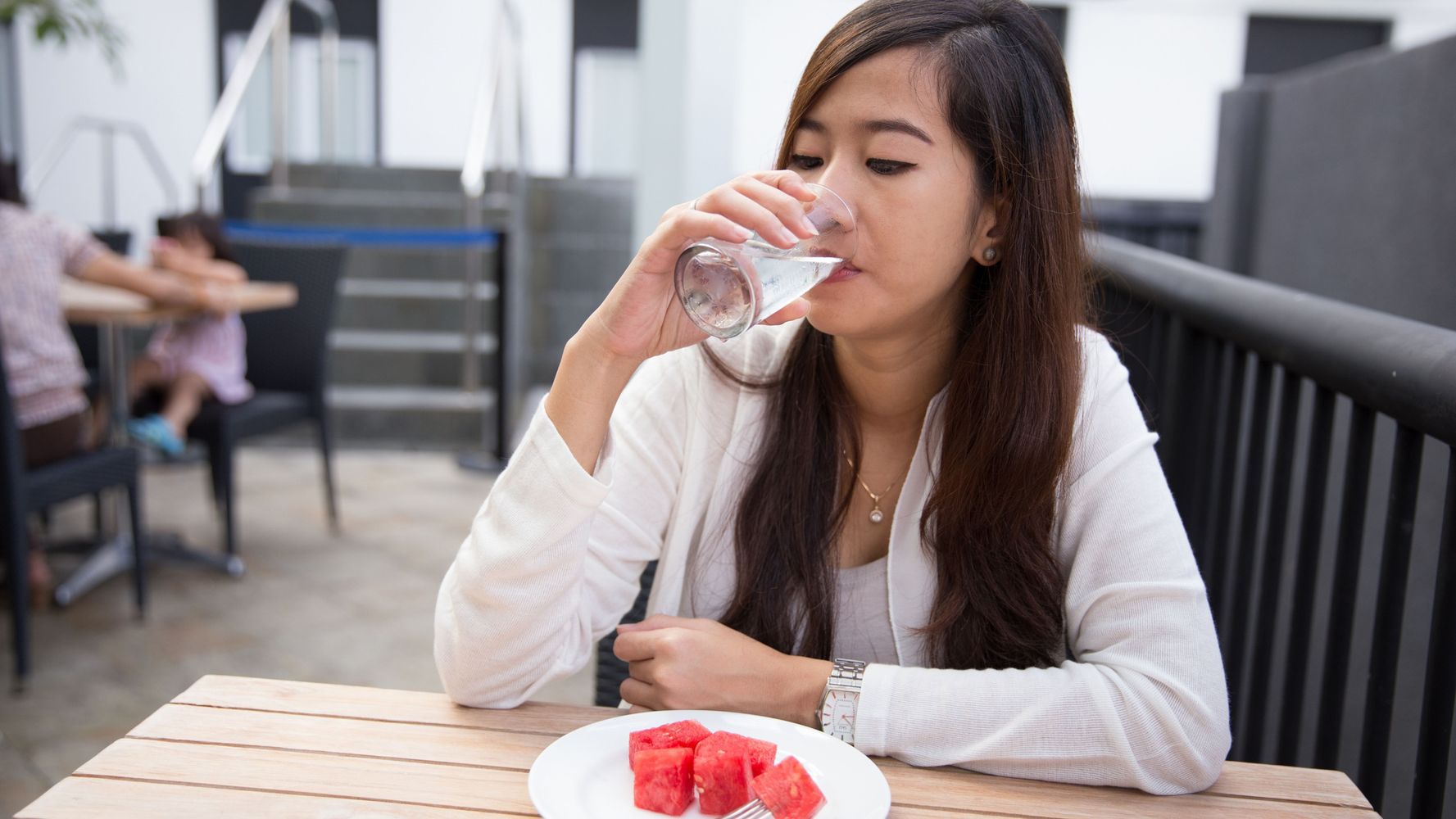 La clave es tomar agua por lo menos 20 minutos antes de comer.
