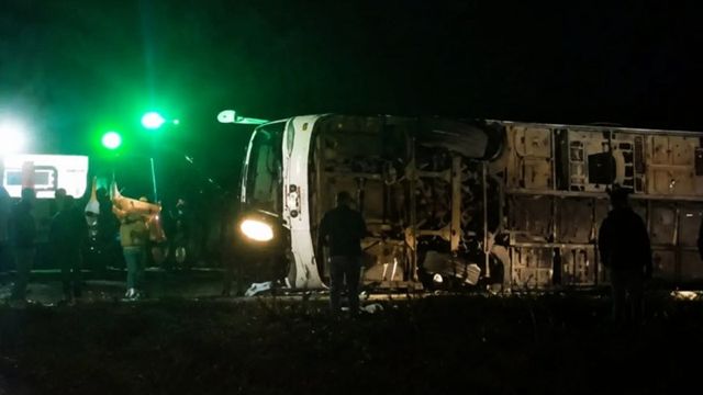 Tragedia en la Ruta 14: volcó un colectivo que salió de Misiones y murió una pasajera.