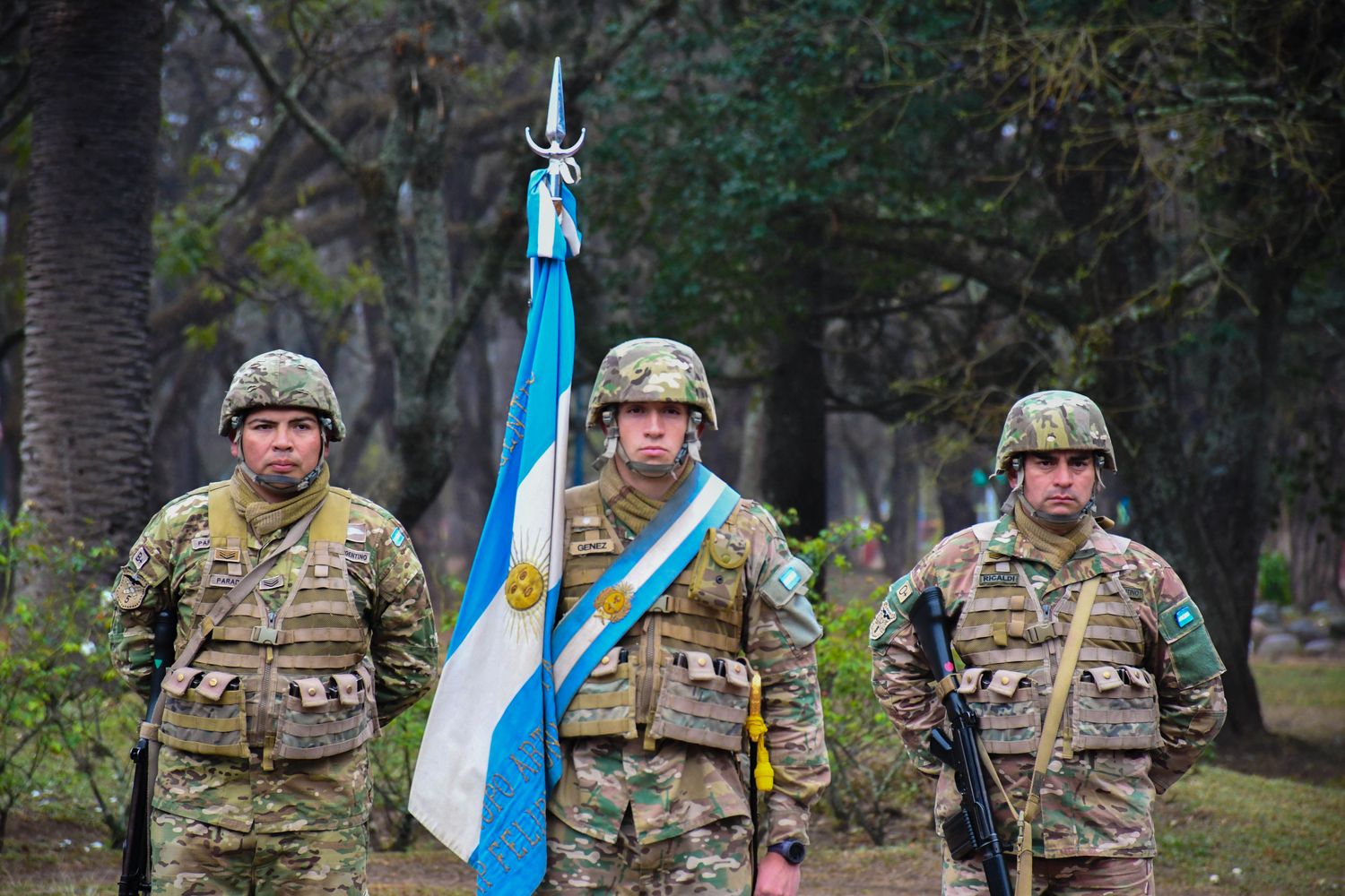 La Bandera Nacional, portada por efectivos del GAM 5, en el homenaje con motivo del 176° aniversario del fallecimiento del general José de San Martín, en Jujuy.