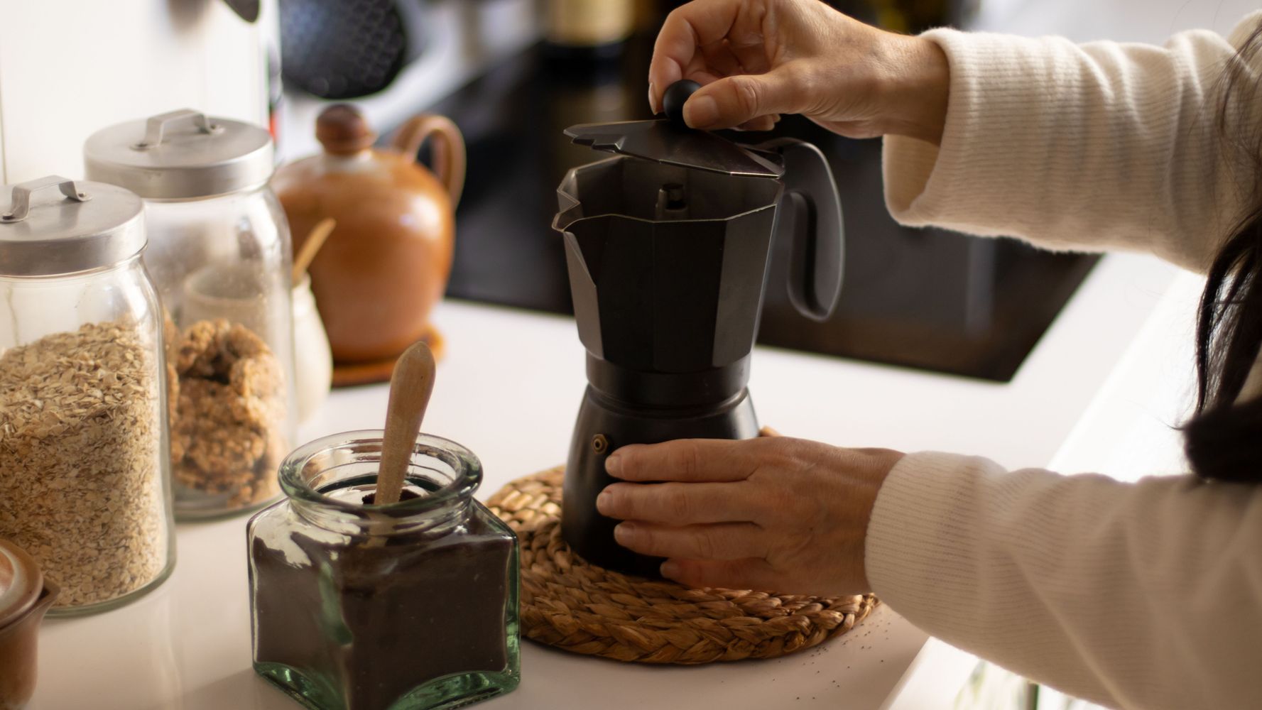Un error muy común que señalan los baristas: "Deja de presionar el café en el filtro, así solo quedará más amargo"