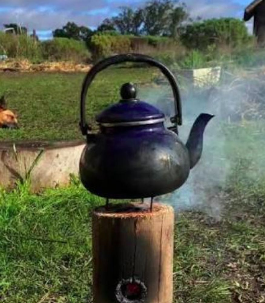 Quien tiene un tronco, conserva un tesoro: cómo se puede hacer una cocina cohete en pocos pasos