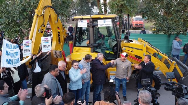 Jaldo encabezó una recorrida de obras en Estación Aráoz y Tacanas y entregó una retroexcavadora