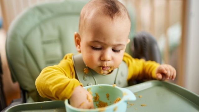 Los nutricionistas y pediatras coinciden: la manzana, el apio y la zanahoria son los peores alimentos para los bebés